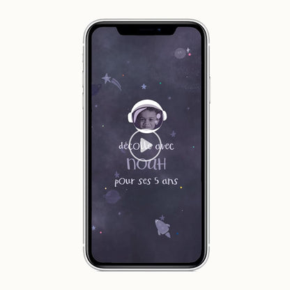 Visuel de la vidéo d'invitation anniversaire de votre enfant sur le thème de l'espace "Cosmos" avec la photo de votre enfant 