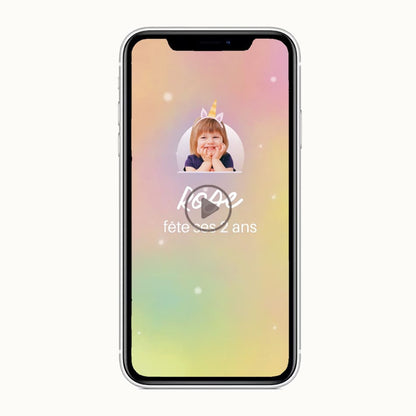 Visuel de l'invitation virtuelle magique "Fantaisie" avec une photo de votre enfant avec un serre-tête licorne 
