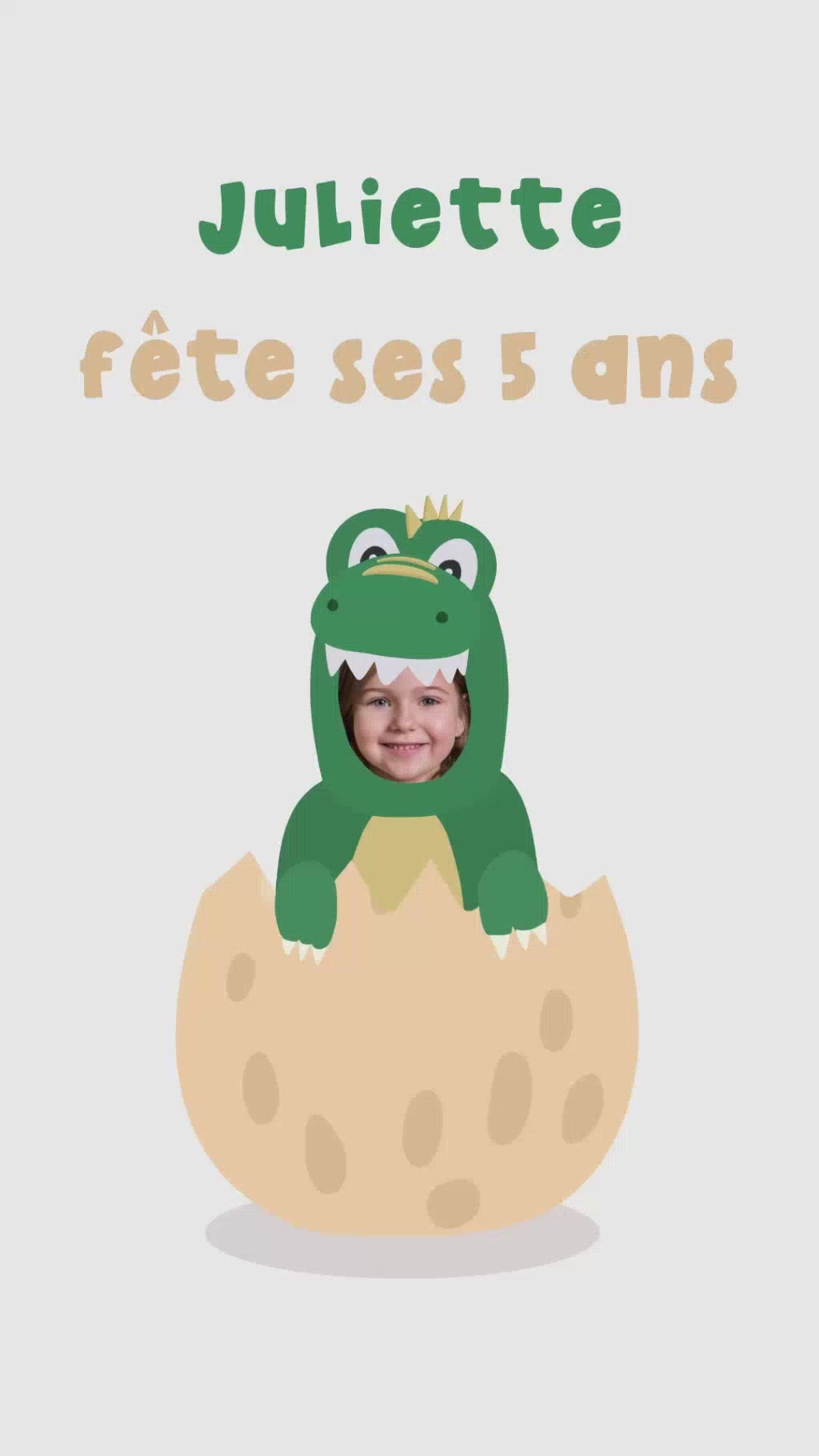 Invitation vidéo de 30 secondes pour annoncer un anniversaire sur le thème dinosaure, avec votre enfant déguisé en dino qui sort de l'oeuf