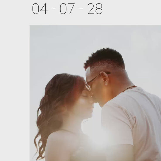 Vidéo de 22 secondes pour la save the date de votre mariage. Façon moderne et originale pour annoncer la grande nouvelle. Avec la photo de votre couple